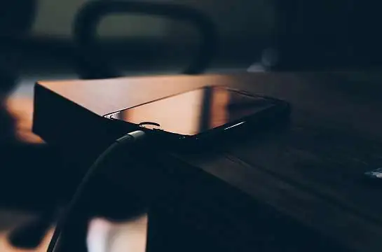 Question du jour : Faut-il charger son téléphone la nuit ?
